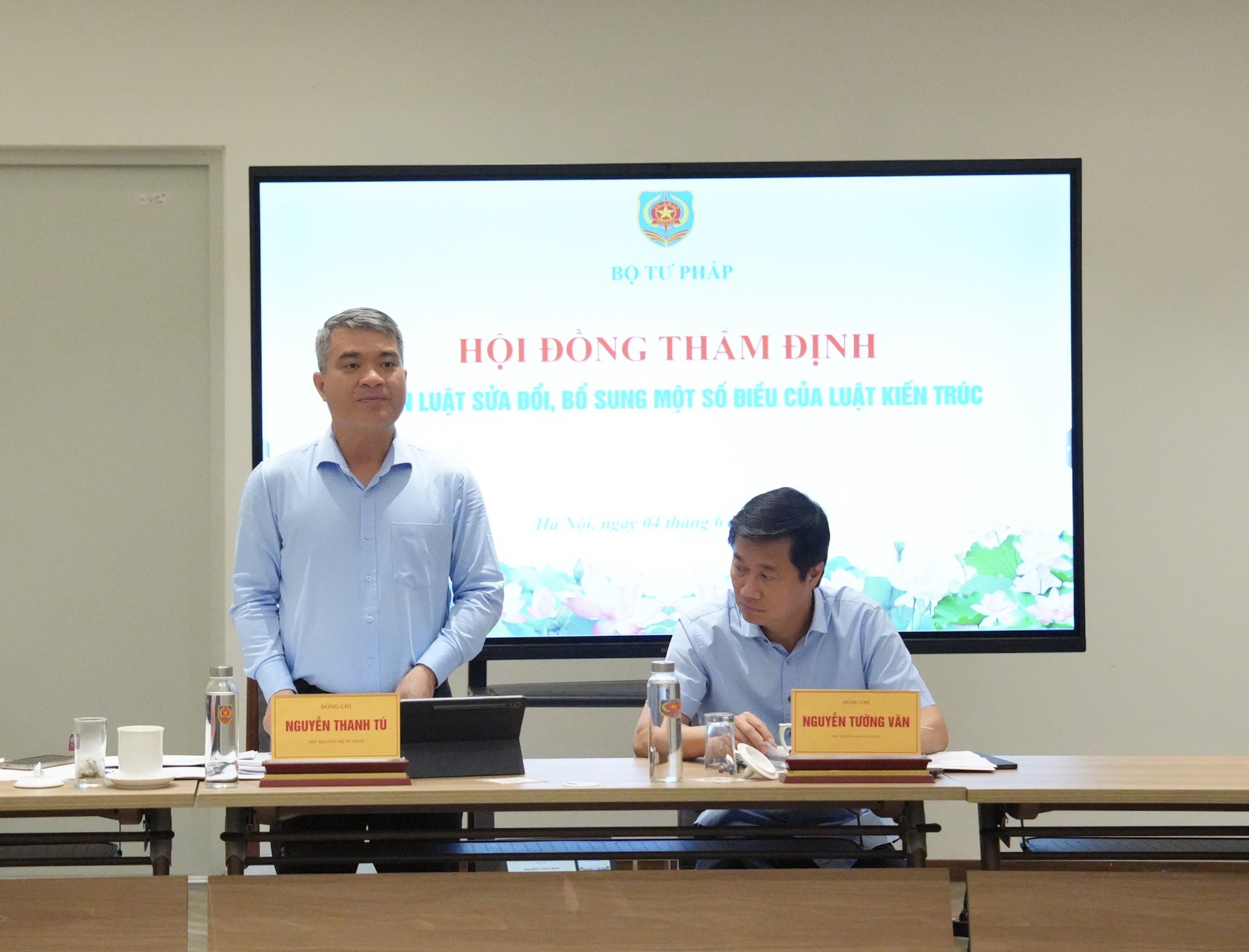 Thứ trưởng Bộ Tư pháp Nguyễn Thanh Tú chủ trì họp Hội đồng thẩm định. Ảnh: MOJ