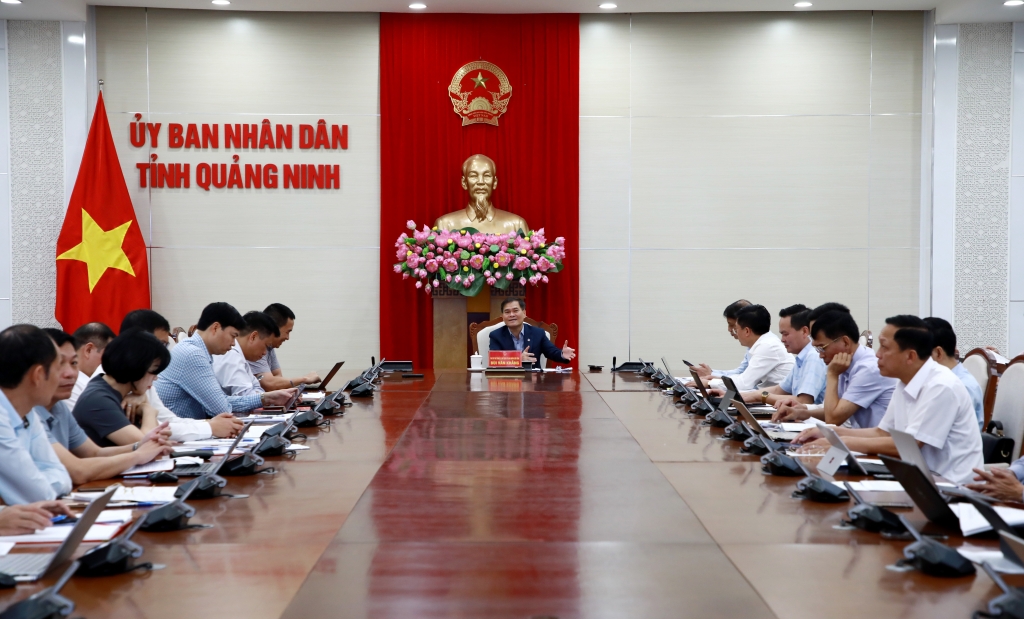 Ông Bùi Văn Khắng, Chủ tịch UBND tỉnh Quảng Ninh, chỉ đạo các địa phương thuộc tỉnh Quảng Ninh sớm hoàn thành bồi thường giải phóng mặt bằng dự án tuyến đường sắt tốc độ cao Hà Nội - Quảng Ninh.