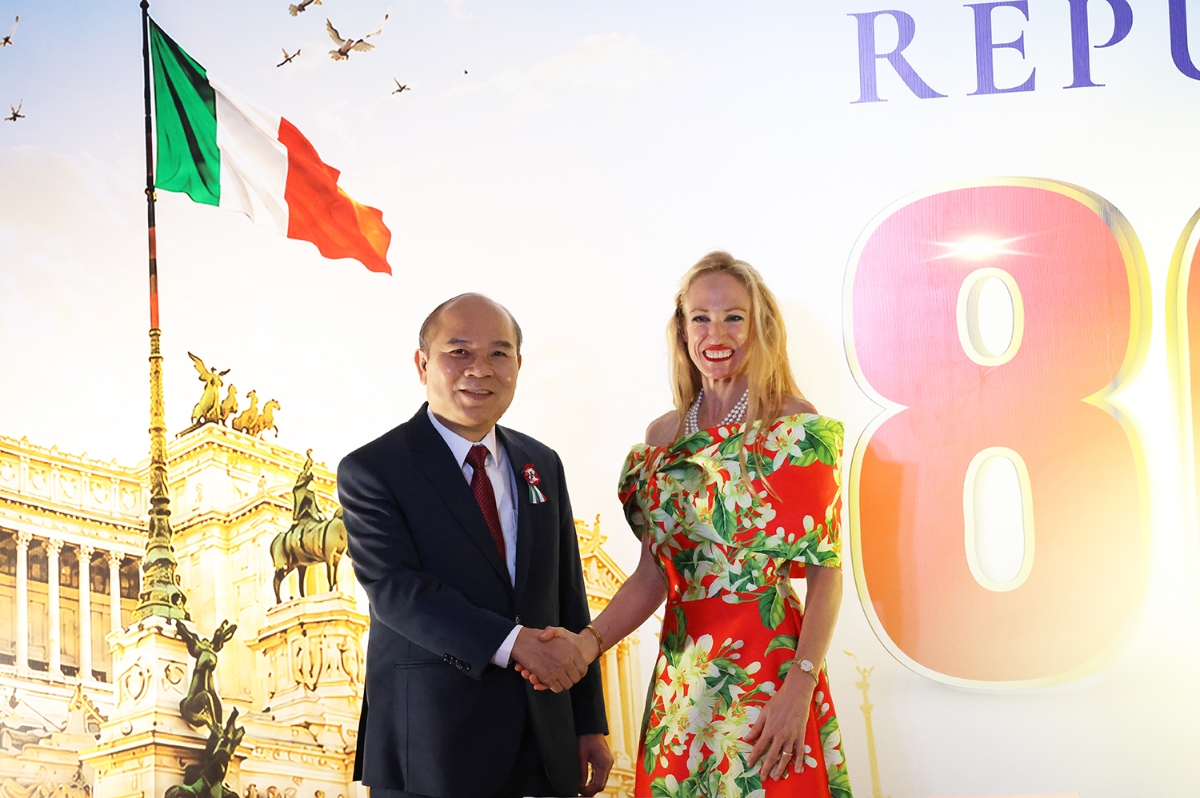 Phó Chủ tịch UBND TP. Hồ Chí Minh Trần Văn Bảy và Tổng Lãnh sự Italia tại TP.Hồ Chí Minh Alessandra Tognonato tại buổi lễ - Ảnh: Cổng thông tin điện tử TP. Hồ Chí Minh