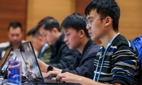 Không chỉ tập trung vào tuyển dụng, nhiều doanh nghiệp cũng đang mở rộng nguồn cung nhân lực thông qua các chương trình thực tập, học nghề và hợp tác đào tạo. Ảnh minh họa