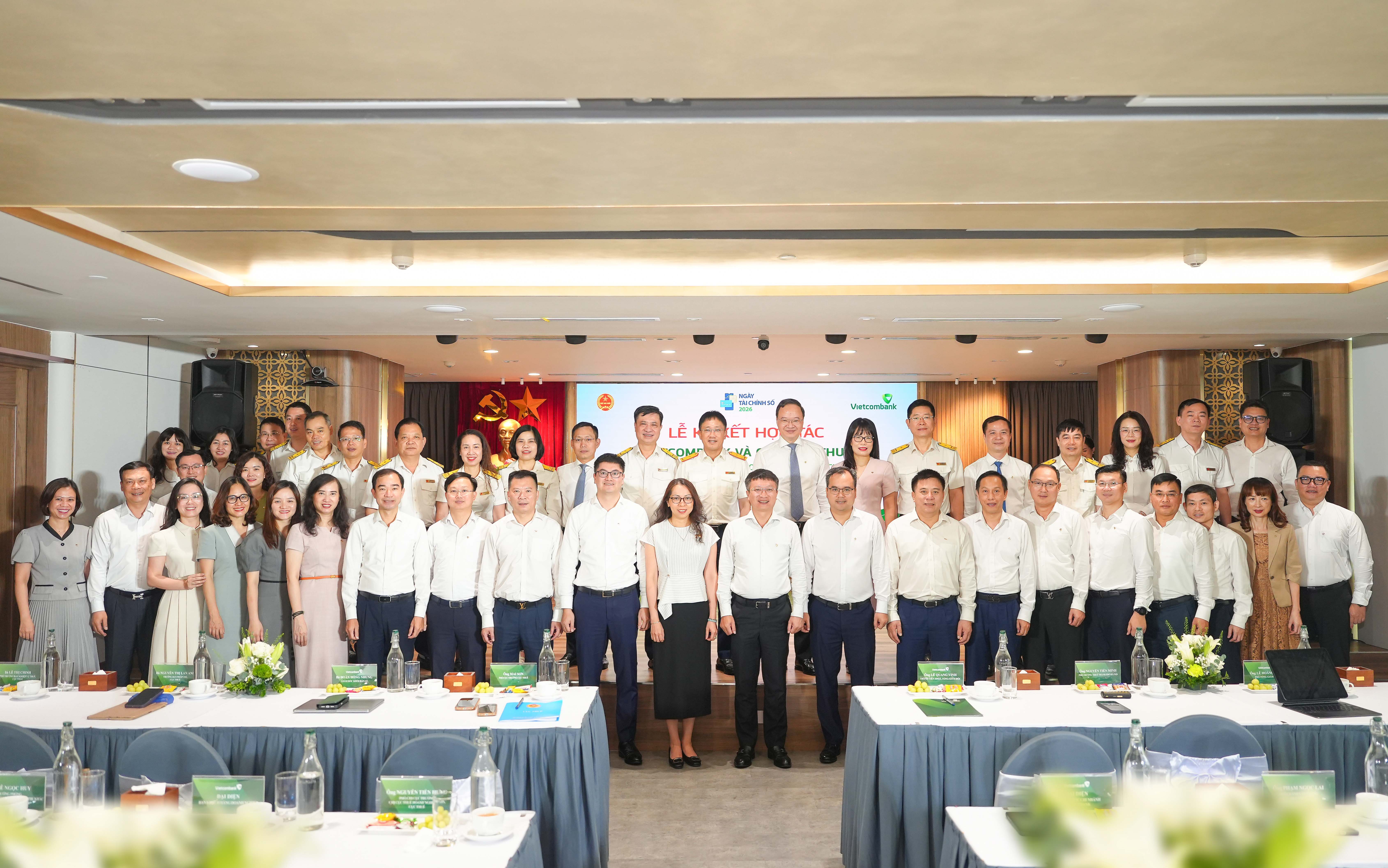 Lãnh đạo Cục Thuế, Ban lãnh đạo Vietcombank cùng đại diện lãnh đạo các chi nhánh Vietcombank trên địa bàn TP. Hà Nội chụp ảnh lưu niệm. Ảnh: VCB.