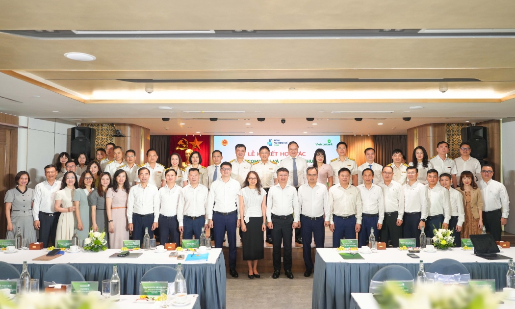 Lãnh đạo Cục Thuế, Ban lãnh đạo Vietcombank cùng đại diện lãnh đạo các chi nhánh Vietcombank trên địa bàn TP. Hà Nội chụp ảnh lưu niệm. Ảnh: VCB.