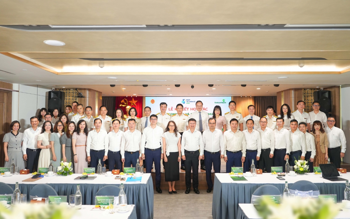 Lãnh đạo Cục Thuế, Ban lãnh đạo Vietcombank cùng đại diện lãnh đạo các chi nhánh Vietcombank trên địa bàn TP. Hà Nội chụp ảnh lưu niệm. Ảnh: VCB.