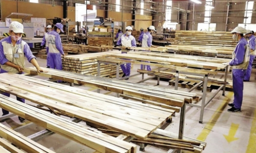 Việc bị áp thuế bổ sung 12,5% trên diện rộng sẽ làm suy giảm trực tiếp năng lực cạnh tranh của các ngành công nghiệp chủ lực Việt Nam, trong đó có đồ gỗ. Ảnh minh họa.