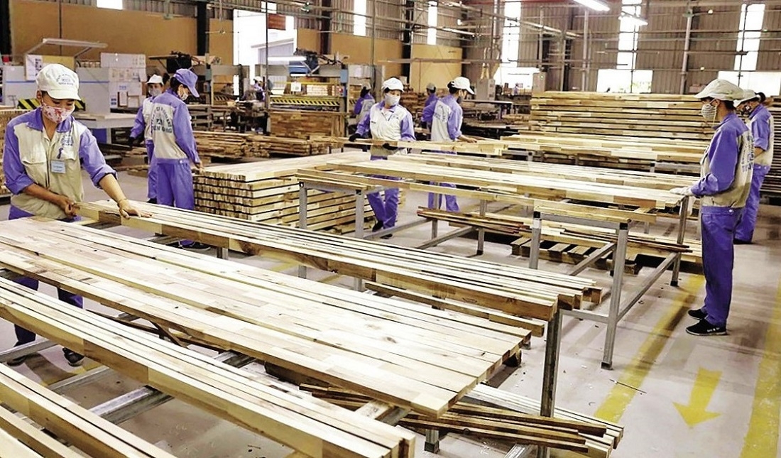Việc bị áp thuế bổ sung 12,5% trên diện rộng sẽ làm suy giảm trực tiếp năng lực cạnh tranh của các ngành công nghiệp chủ lực Việt Nam, trong đó có đồ gỗ. Ảnh minh họa.