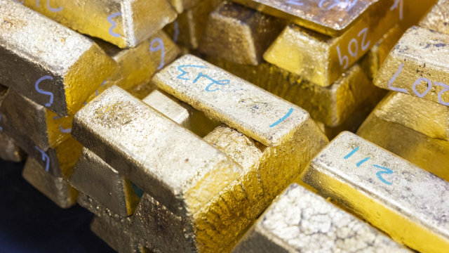 Giá vàng trượt dốc vì mối lo lãi suất tăng, SPDR Gold Trust bán mạnh