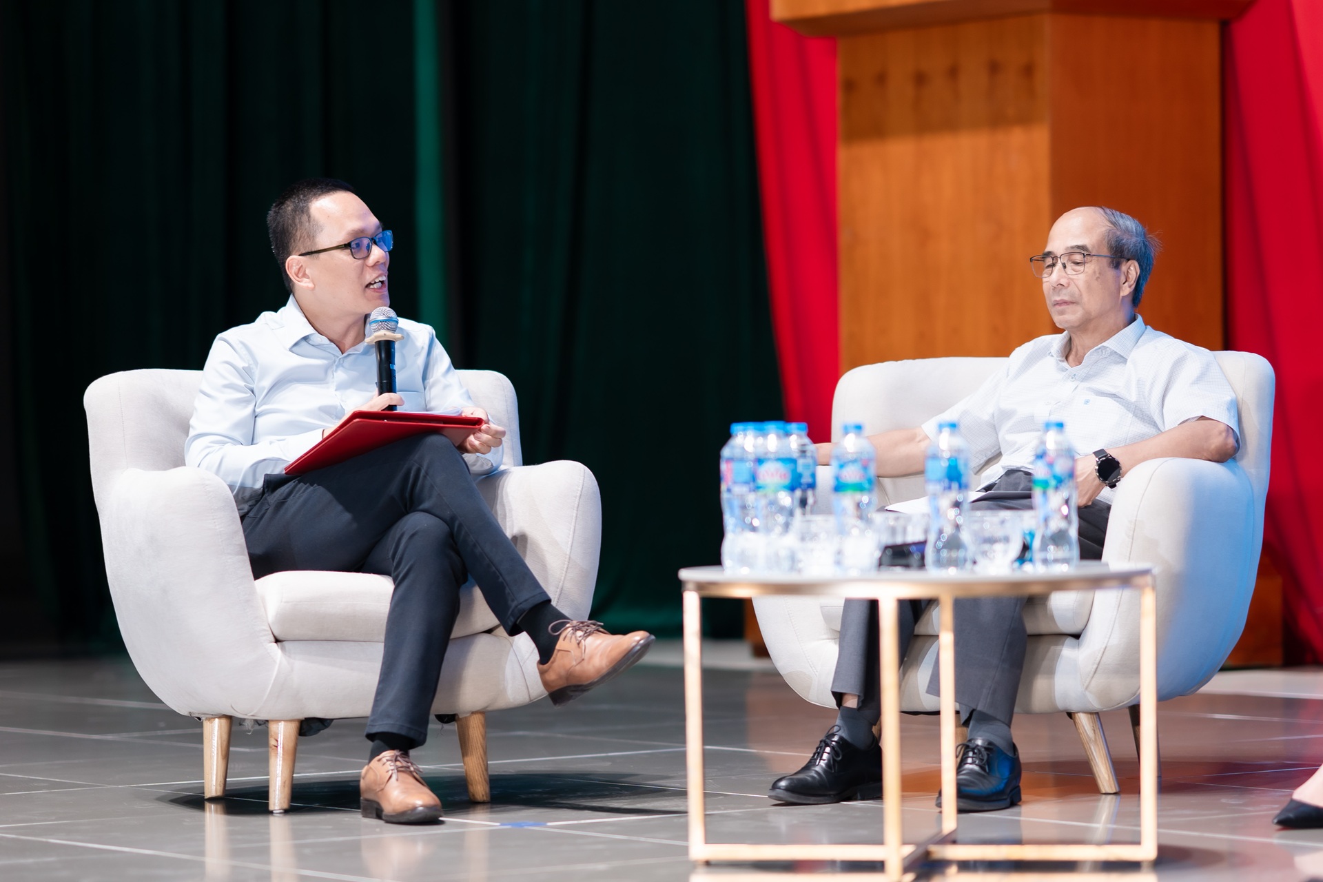 PGS.TS. Nguyễn Bình Minh, Viện trưởng Viện Công nghệ & Kinh tế số (bên trái) và&nbsp;Giáo sư Hồ Tú Bảo, Giám đốc Khoa học dữ liệu tại Viện Nghiên cứu cao cấp về Toán trong phiên Tọa đàm
