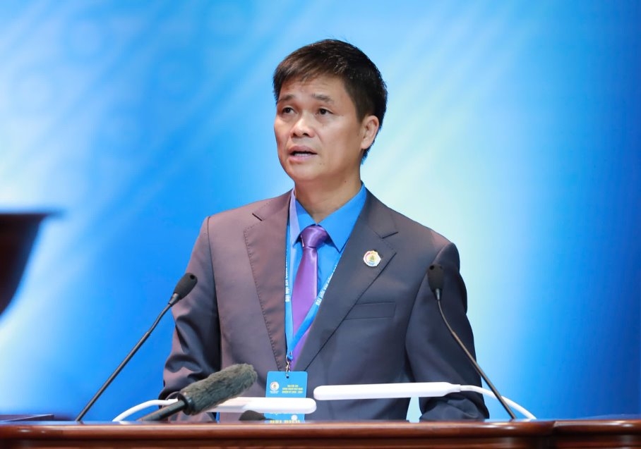 Ông Ngọ Duy Hiểu, Phó Chủ tịch Tổng Liên đoàn Lao động Việt Nam thông tin về kiến nghị của công nhân đến đại hội. Ảnh: Hải Nguyễn.
