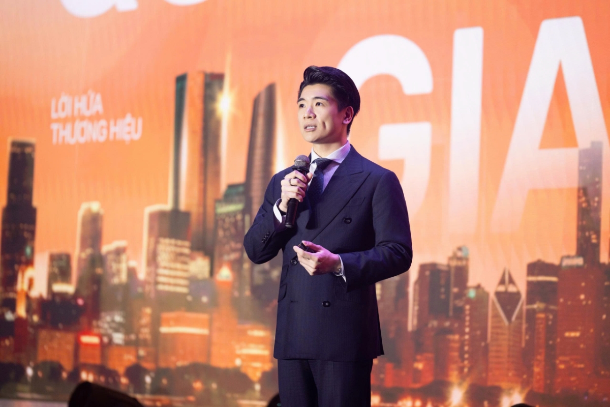 Phó Chủ tịch HĐQT Đỗ Quang Vinh phát biểu về định hướng đổi mới toàn diện, hiện thực hóa mô hình ngân hàng hệ sinh thái và phát triển công nghệ tại Đại hội cổ đông SHB 2026. Ảnh: SHB.