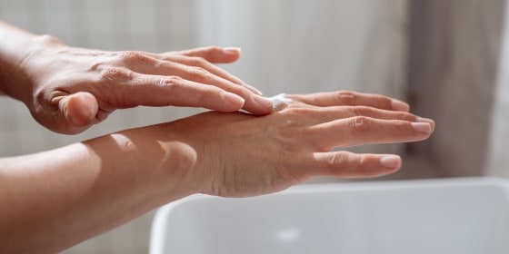 Đôi tay phải chịu lượng bức xạ mặt trời tích lũy nhiều hơn nhưng lại ít được chăm sóc đều đặn như khuôn mặt.