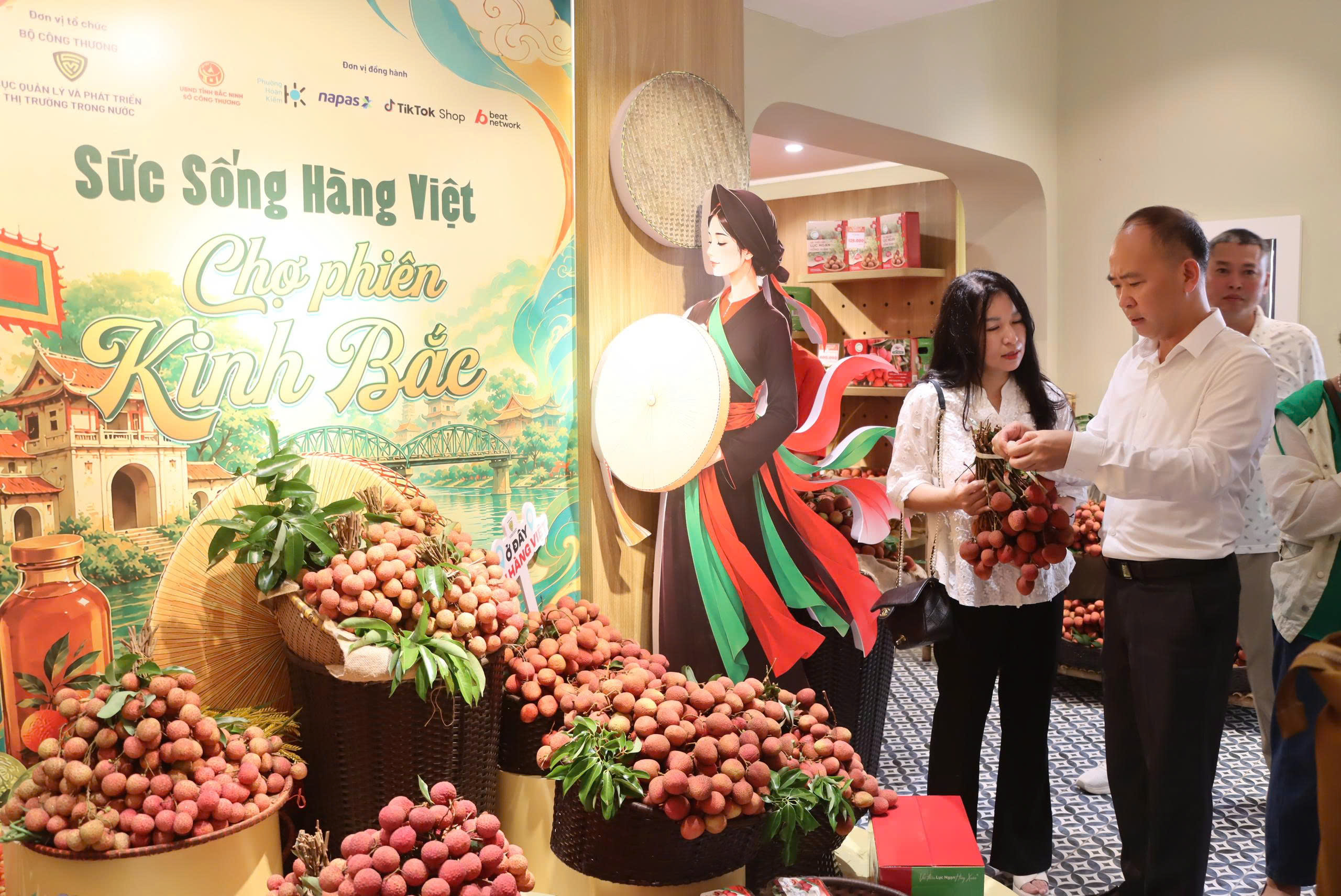 Vải u hồng, vải thiều đầu vụ là sản phẩm nổi bật tại “Chợ phiên Kinh Bắc”.