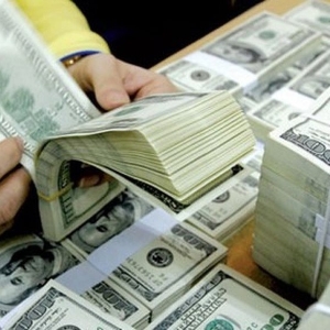Giá bán USD trên thị trường tự do thấp hơn ngân hàng là điều rất hiếm khi xảy ra.