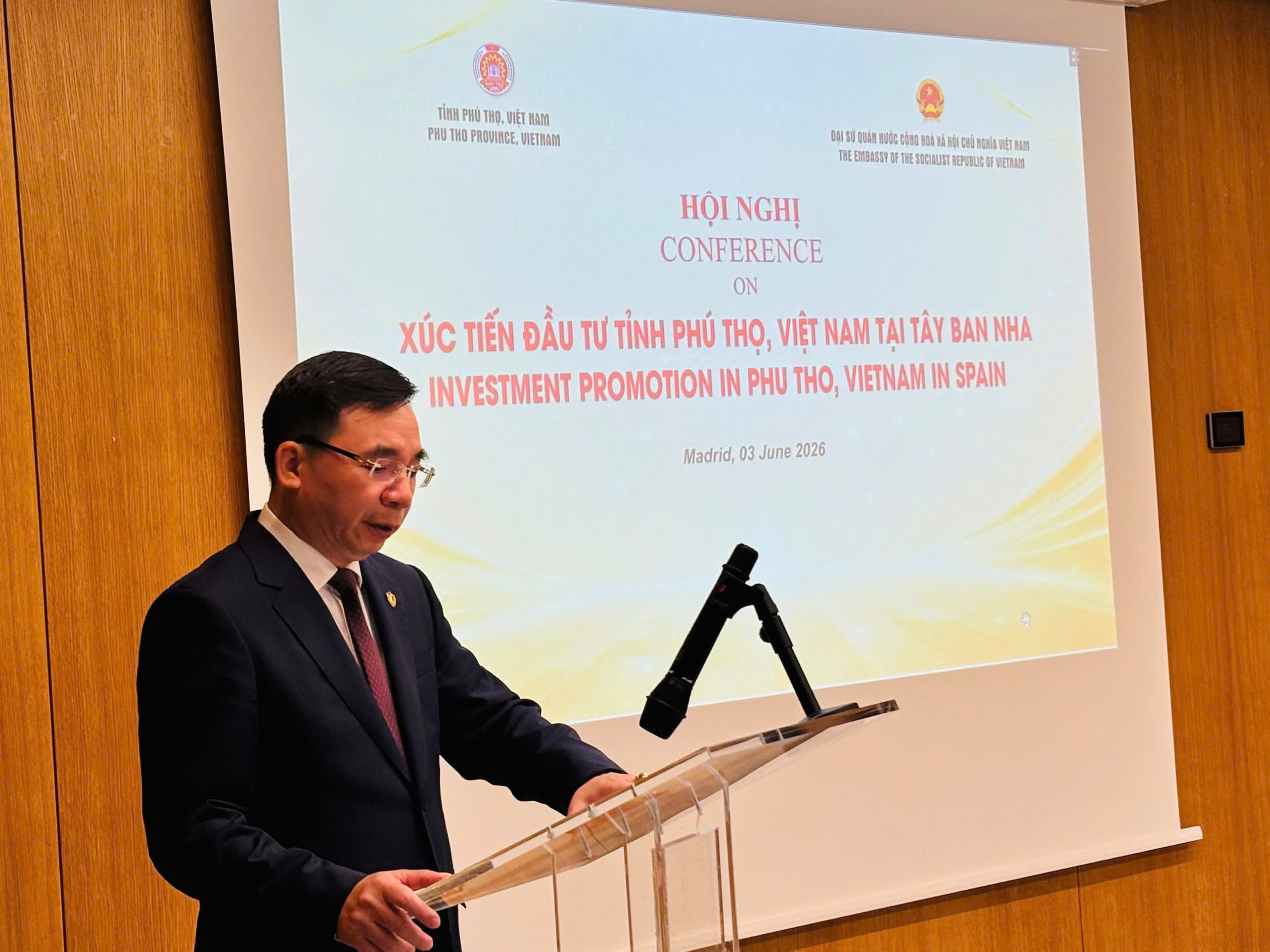 Ông Bùi Huy Vĩnh, Phó Bí thư Tỉnh uỷ Phú Thọ phát biểu tại Hội nghị Xúc tiến đầu tư tỉnh Phú Thọ diễn ra mới đây tại Thủ đô Madrid (Vương quốc Tây Ban Nha).