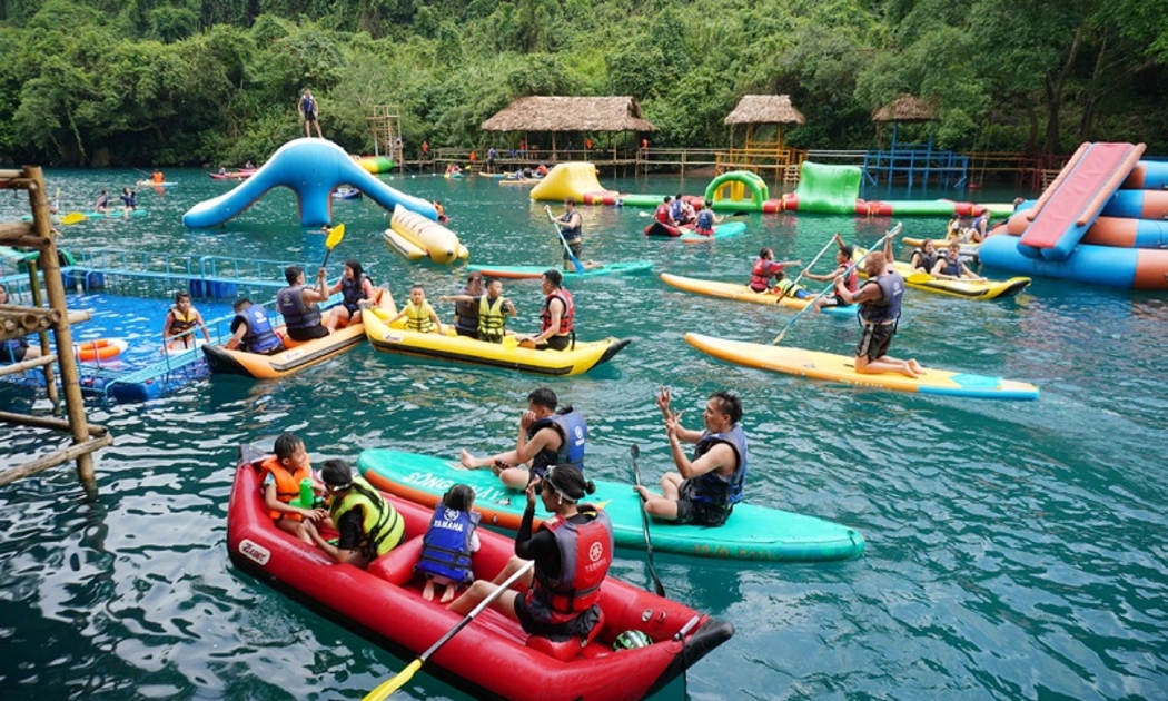 Du khách tham quan tại Điểm du lịch Sông Chày - Hang Tối tại Vườn Quốc gia Phong Nha – Kẻ Bàng, tỉnh Quảng Trị.