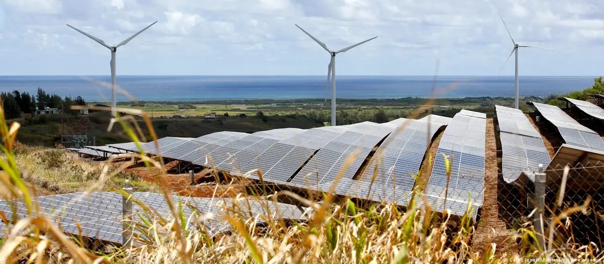 Các tua-bin gió và tấm pin mặt trời trên đảo Oahu đang hỗ trợ quá trình chuyển đổi nền kinh tế phụ thuộc vào dầu mỏ của Hawaii. Ảnh: Caleb Jones/AP Photo/picture alliance