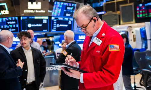 Dow Jones tăng gần 900 điểm trước thềm báo cáo việc làm quan trọng, giá dầu trượt 3%