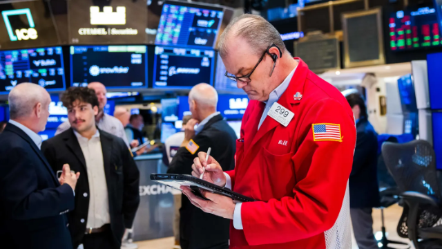 Dow Jones tăng gần 900 điểm trước thềm báo cáo việc làm quan trọng, giá dầu trượt 3%