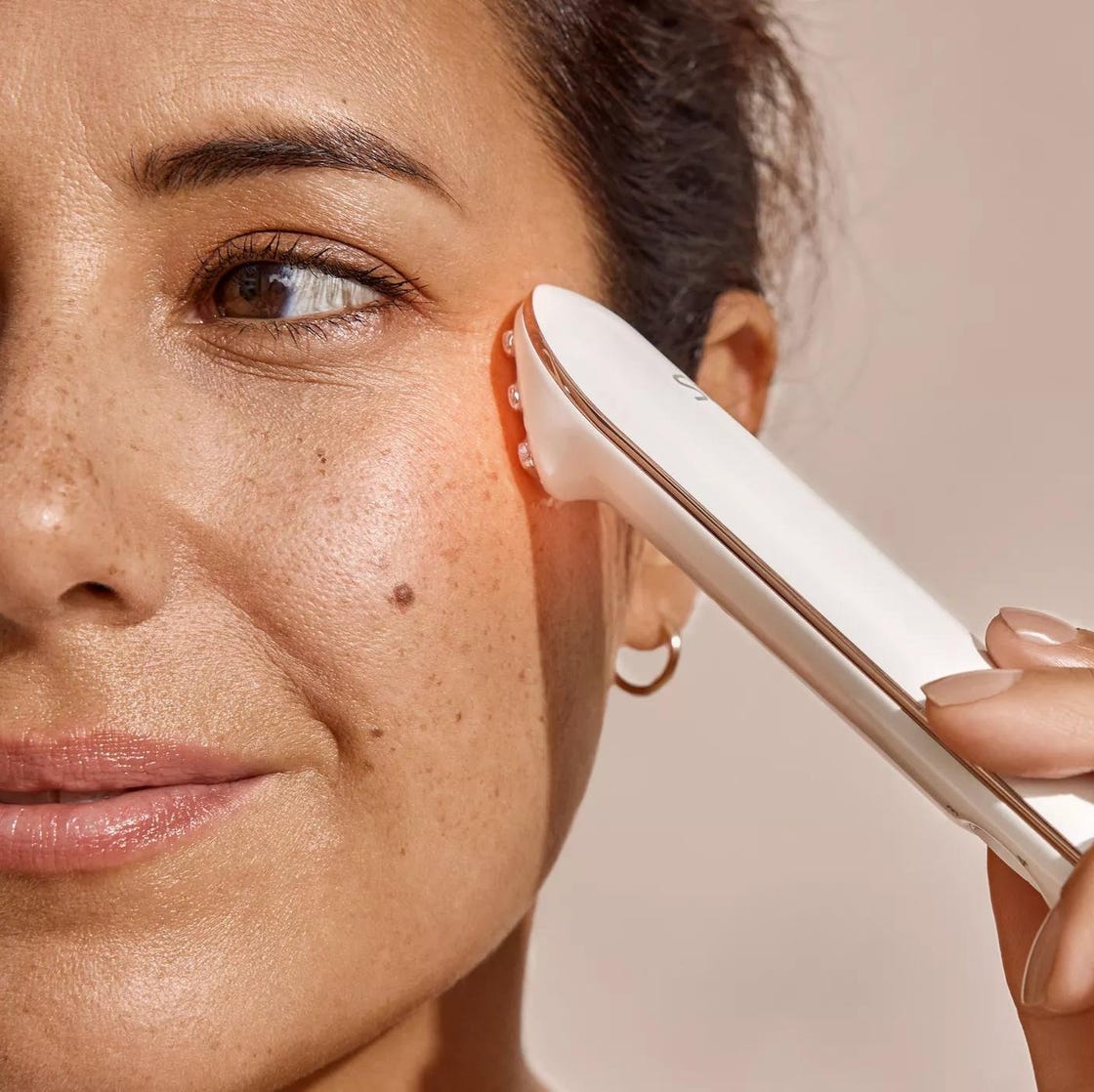 Sóng cao tần (radiofrequency - RF) cũng đang nổi lên như một công nghệ có tiềm năng bứt phá đối với các thiết bị làm đẹp tại nhà.