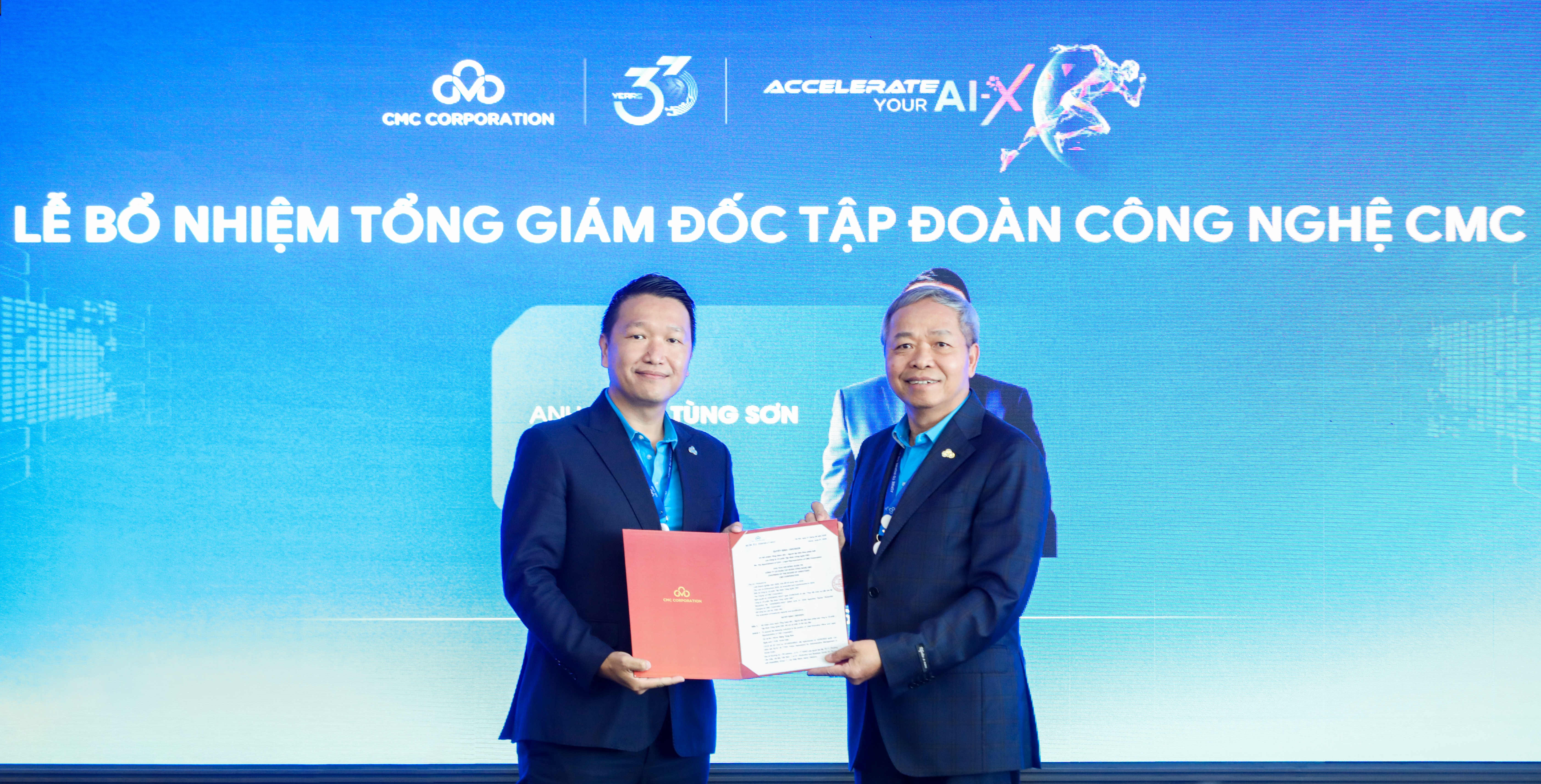Chủ tịch CMC trao quyết định bổ nhiệm Tổng giám đốc Tập đoàn cho ông Đặng Tùng Sơn