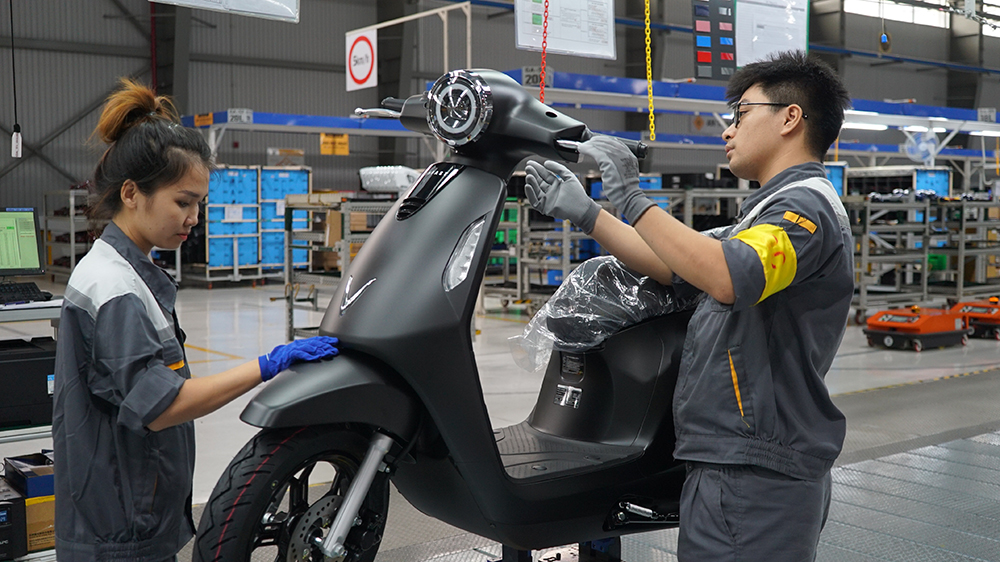 Dù xe máy xăng vẫn sẽ giữ vai trò chủ đạo trong cơ cấu phương tiện trong nhiều năm tới nhờ thói quen sử dụng lâu đời, nhưng thị phần của xe điện được dự báo sẽ tiếp tục mở rộng&nbsp;thời gian tới. Điều này đặt ra áp lực sinh tồn buộc các nhà sản xuất truyền thống phải thực sự thay đổi nếu muốn giữ vững được&nbsp;vị trí của mình.&nbsp;