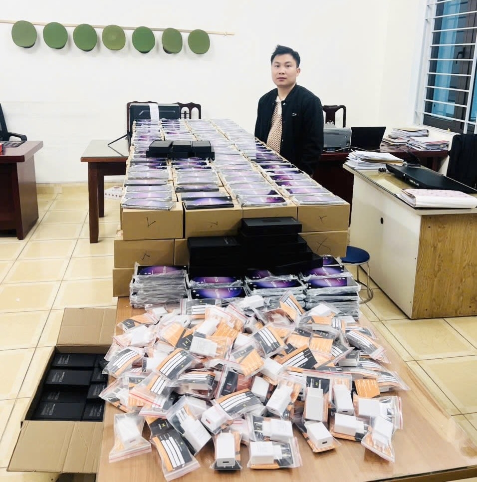 Đối tượng Chu Hữu Kiên Sơn cùng tang vật bị thu giữ.