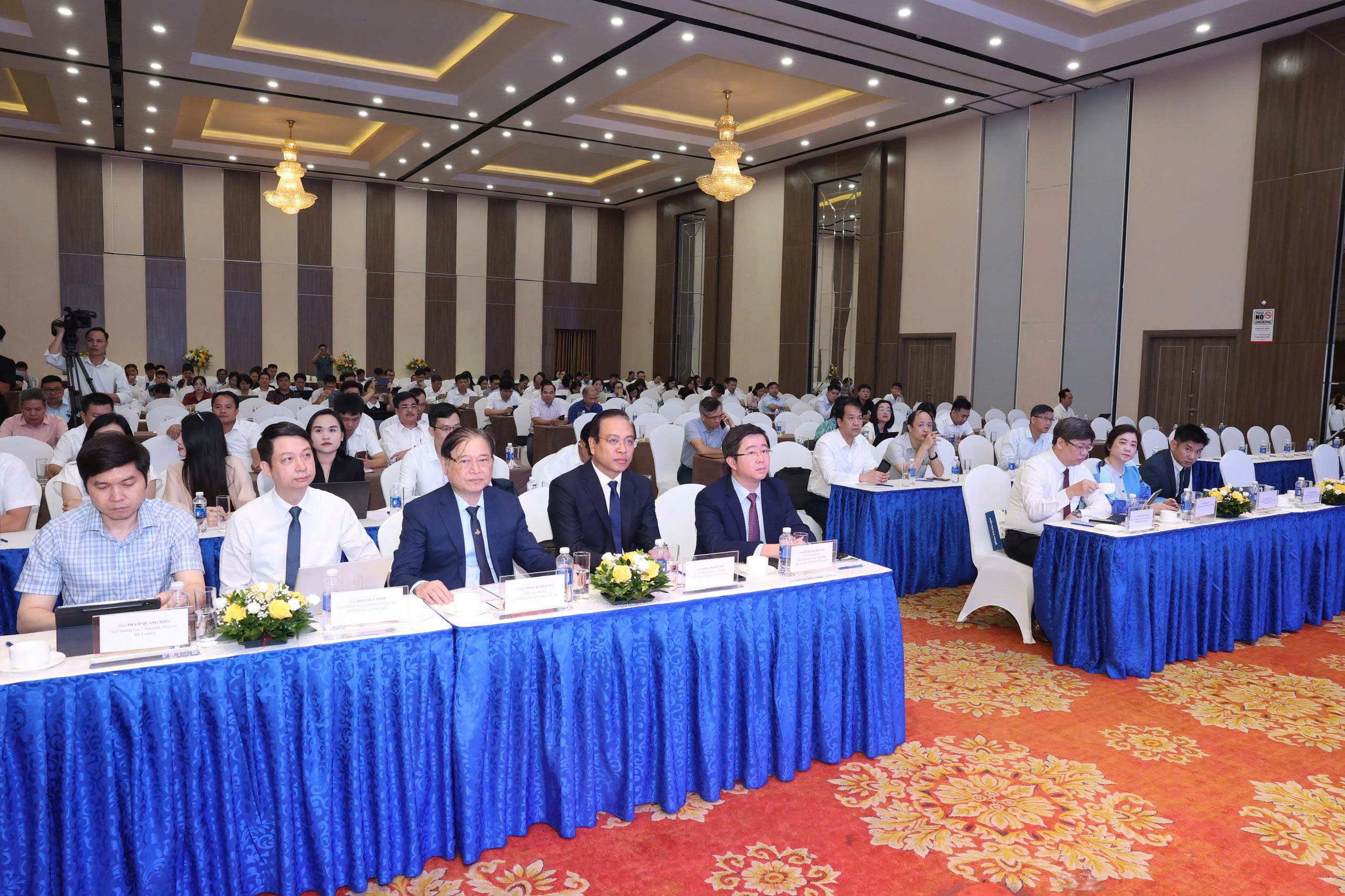 Toàn cảnh diễn đàn. 