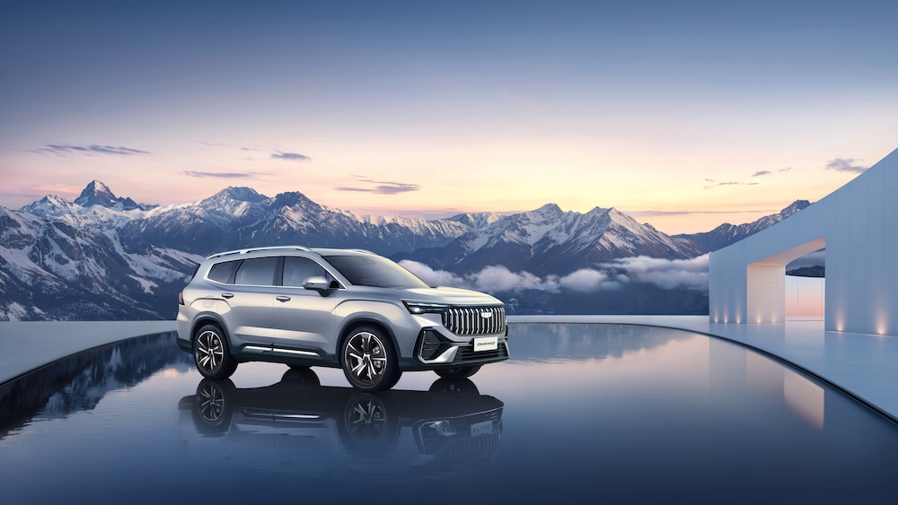 Điểm nhấn của Geely Okavango là thân xe lớn và bệ vệ, Okavango tối ưu hóa không gian nội thất với cấu hình ghế 2-3-2 linh hoạt, trong đó hàng ghế thứ hai gồm 3 ghế độc lập tách biệt.