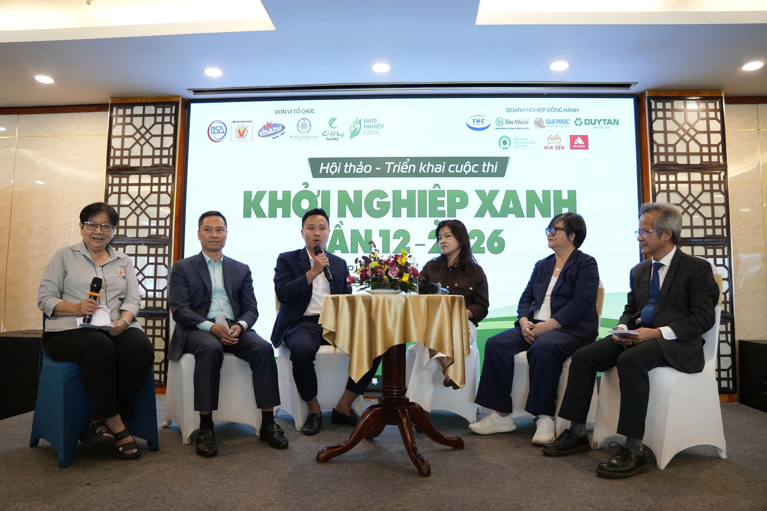 Các chuyên gia thảo luận tại hội thảo