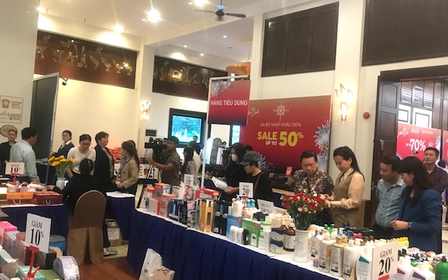 Một gian hàng khuyến mại được đông đảo khách hàng quan tâm mua sắm. Ảnh Ngô Anh Văn