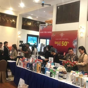 Một gian hàng khuyến mại được đông đảo khách hàng quan tâm mua sắm. Ảnh Ngô Anh Văn