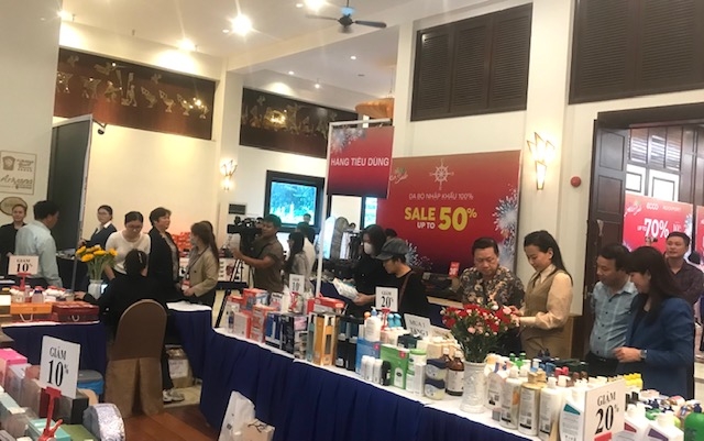 Một gian hàng khuyến mại được đông đảo khách hàng quan tâm mua sắm. Ảnh Ngô Anh Văn