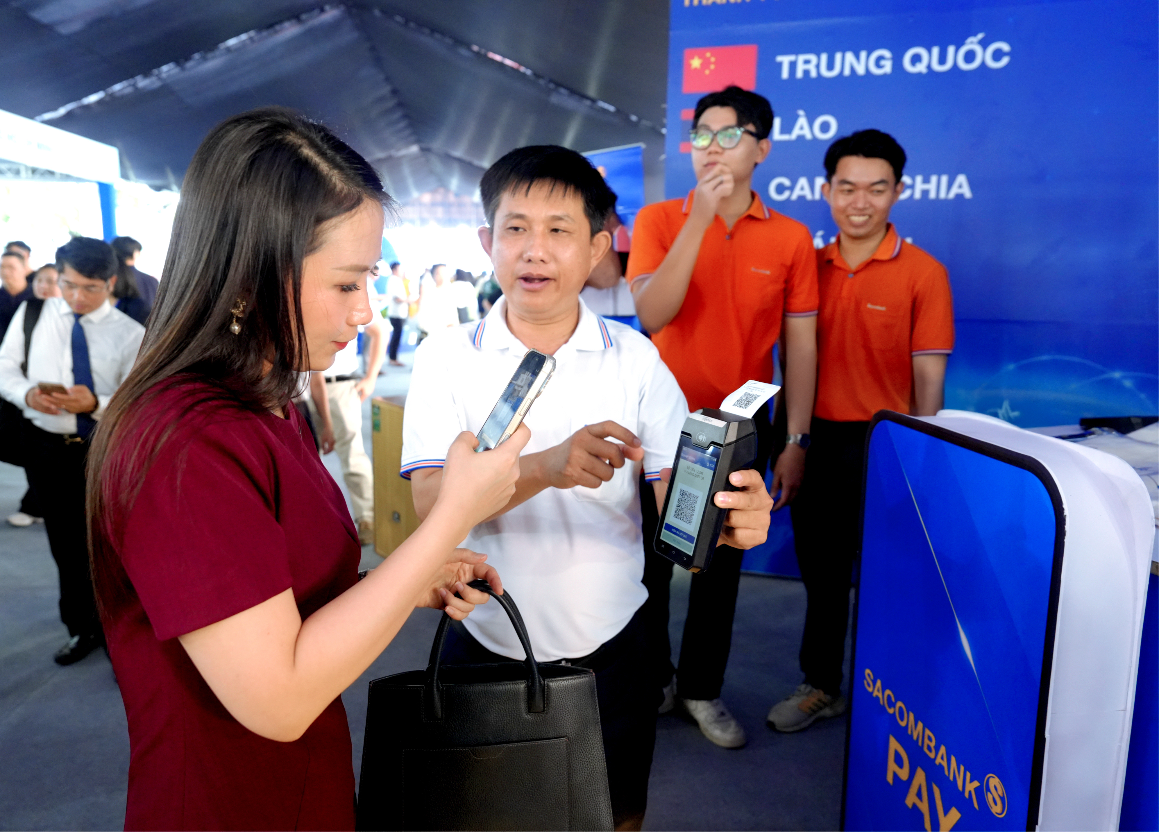 Khách tham quan quét mã VIETQRGlobal trên POS SACOMBANK - Ảnh: SACOMBANK.