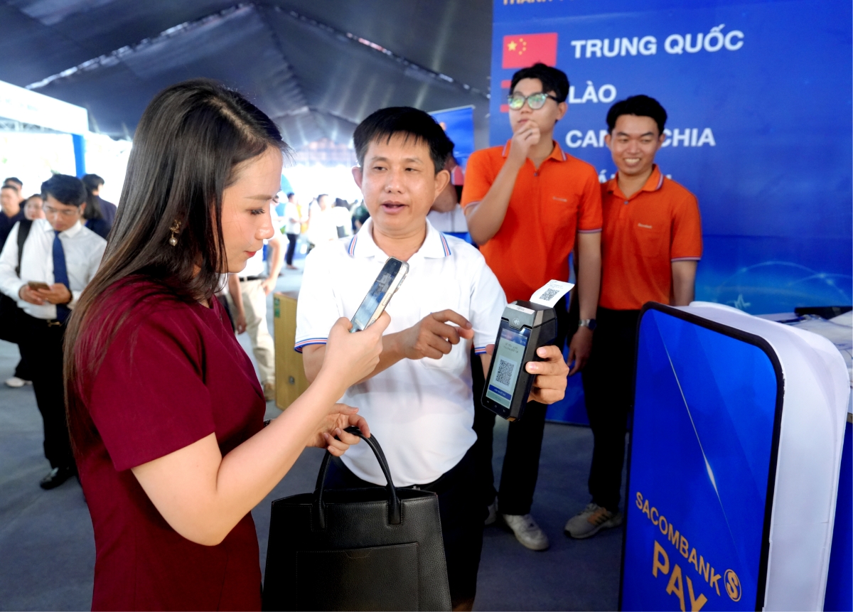 Khách tham quan quét mã VIETQRGlobal trên POS SACOMBANK - Ảnh: SACOMBANK.