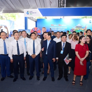 Ông Hà Văn Trung - Phó TGĐ thường trực SACOMBANK (thứ 4 từ trái sang) đón tiếp Phó Thủ tướng Chính phủ Nguyễn Văn Thắng, Thống đốc NHNN Phạm Đức Ấn, Vụ trưởng Vụ Thanh toán Phạm Anh Tuấn, TBT báo Tuổi trẻ Lê Thế Chữ và đoàn đại biểu tham quan gian hàng SACOMBANK - Ảnh: TTO 