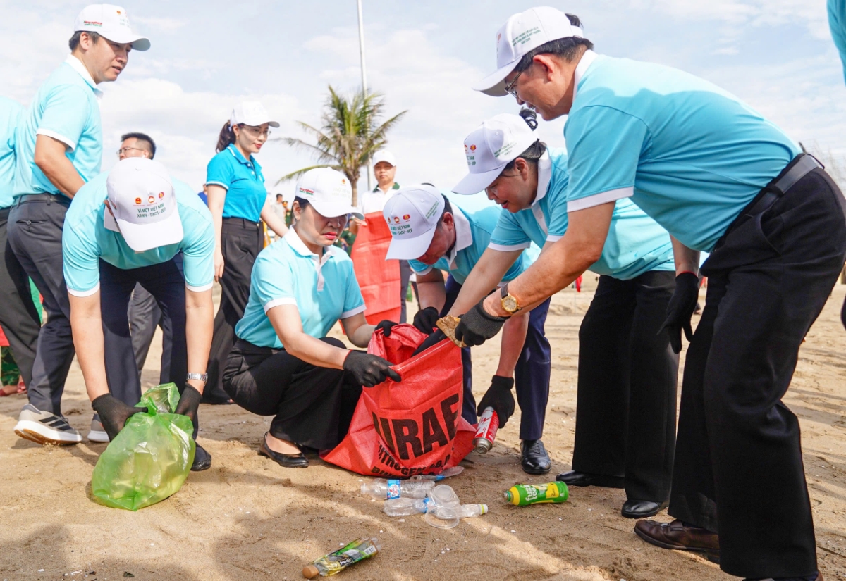 Chủ tịch Ủy ban Trung ương Mặt trận Tổ quốc Việt Nam Bùi Thị Minh, Phó Thủ tướng Hồ Quốc Dũng và các đại biểu tham gia&nbsp;làm sạch bờ biển Cửa Lò