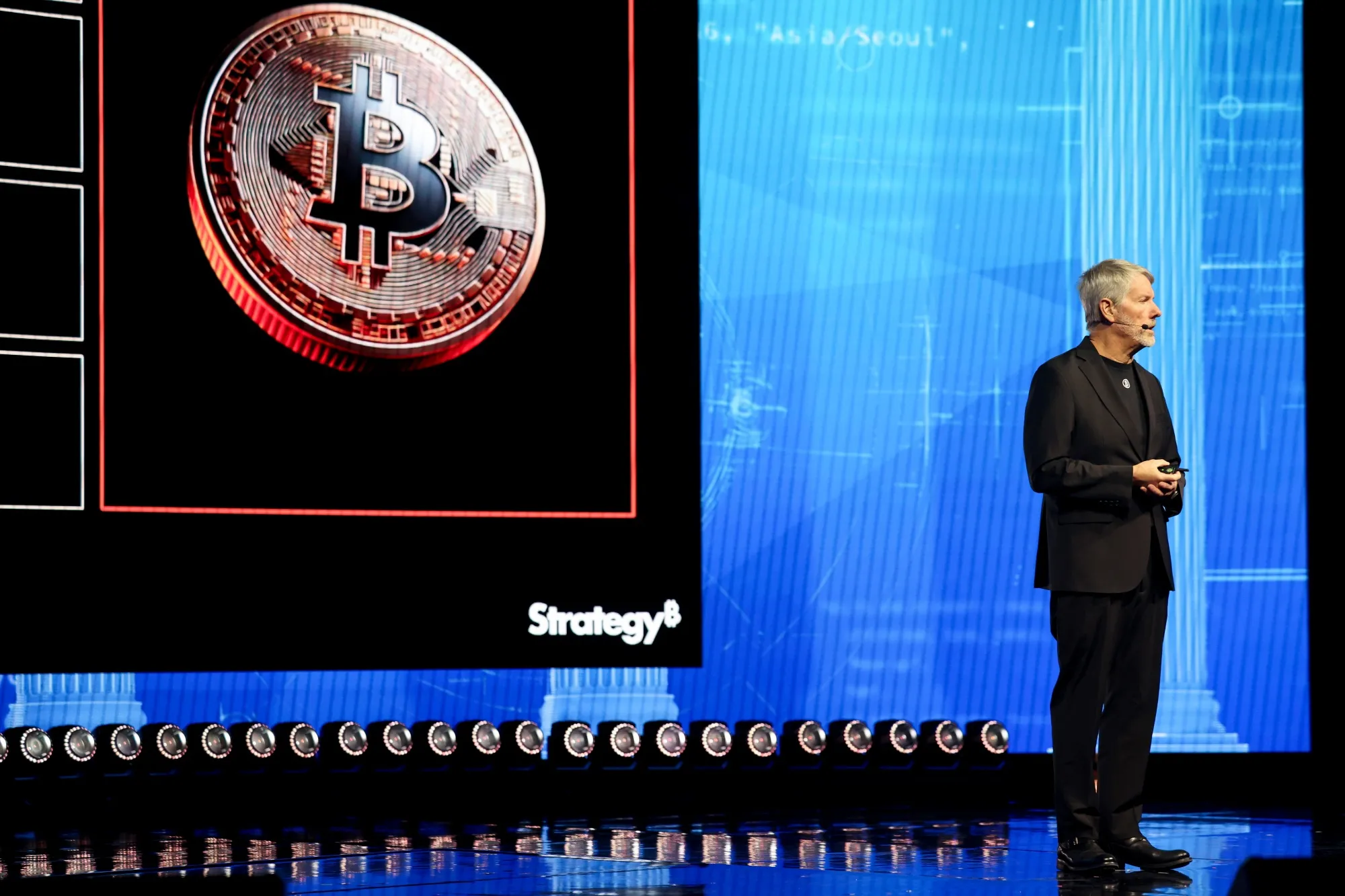 Chủ tịch Michael Saylor của Strategy tại một sự kiện. Động thái bán bitcoin của công ty này là một nguyên nhân chính khiến giá bitcoin sụt giảm mạnh trong tuần này - Ảnh: Bloomberg.