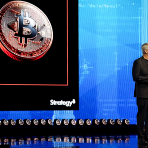 Chủ tịch Michael Saylor của Strategy tại một sự kiện. Động thái bán bitcoin của công ty này là một nguyên nhân chính khiến giá bitcoin sụt giảm mạnh trong tuần này - Ảnh: Bloomberg.