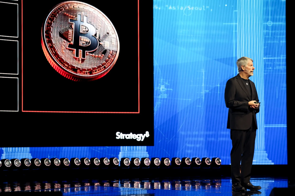 Chủ tịch Michael Saylor của Strategy tại một sự kiện. Động thái bán bitcoin của công ty này là một nguyên nhân chính khiến giá bitcoin sụt giảm mạnh trong tuần này - Ảnh: Bloomberg.