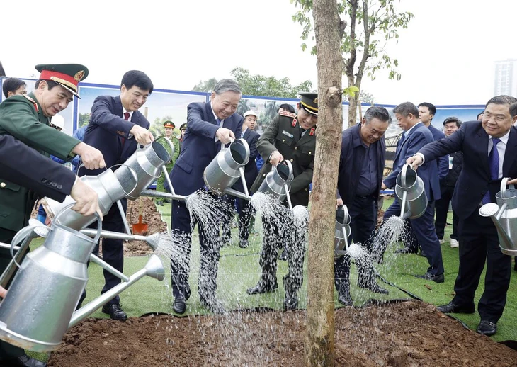 Tổng Bí thư, Chủ tịch nước Tô Lâm và các đại biểu tham gia trồng cây tại Lễ phát động “Tết trồng cây đời đời nhớ ơn Bác Hồ” Xuân Bính Ngọ 2026 - Ảnh: TTXVN
