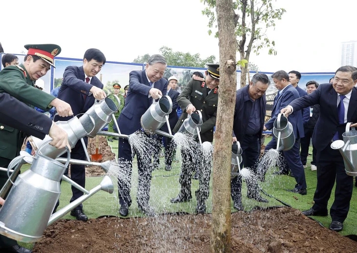 Tổng Bí thư, Chủ tịch nước Tô Lâm và các đại biểu tham gia trồng cây tại Lễ phát động “Tết trồng cây đời đời nhớ ơn Bác Hồ” Xuân Bính Ngọ 2026 - Ảnh: TTXVN