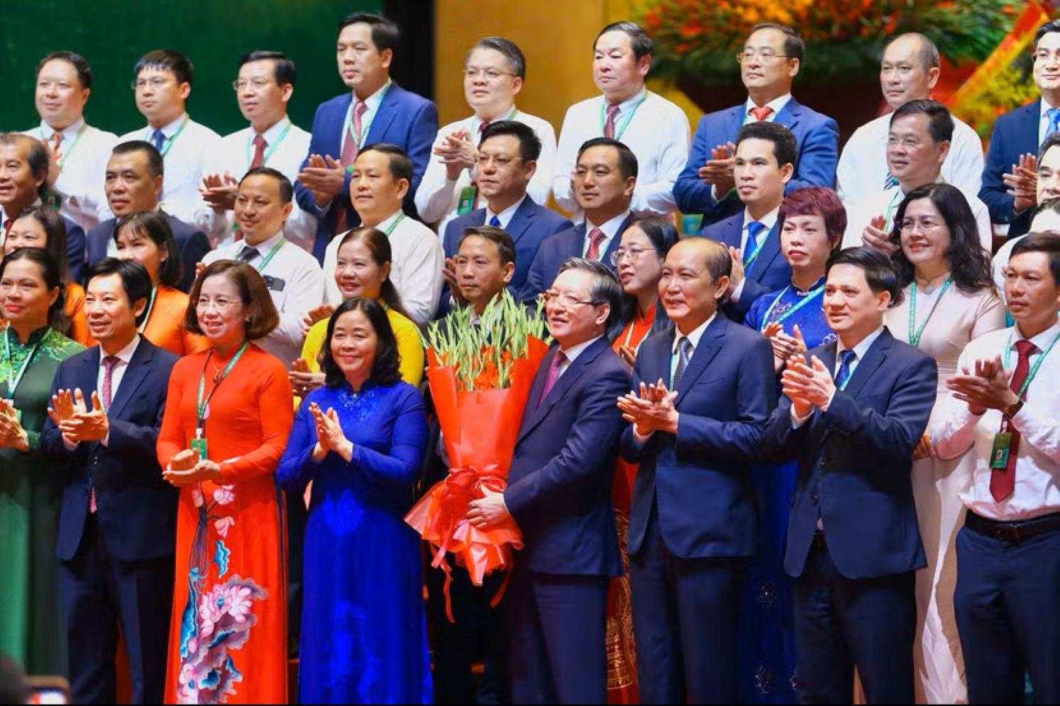 Bà Bùi Thị Minh Hoài, Chủ tịch Ủy ban Trung ương Mặt trận Tổ quốc Việt Nam tặng hoa chúc mừng Ban Chấp hành Trung ương Hội Nông dân Việt Nam khóa IX.