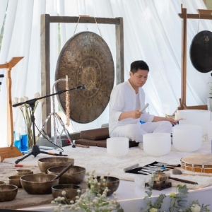 Nhạc sĩ Đức Thịnh trong một buổi trị liệu bằng âm thanh. Ảnh: Coastal Quảng Ngãi.