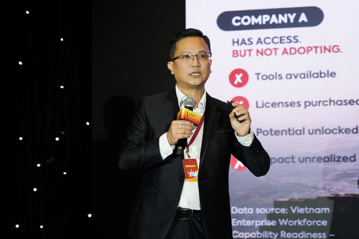 Ông Nguyễn Minh Tâm, Giám đốc Talentnet Academy, công bố những thông tin đáng chú ý từ báo cáo Báo Cáo Mức Độ Sẵn Sàng Năng Lực Đội Ngũ Của Doanh Nghiệp Việt Nam 2026.&nbsp;Ảnh: Talentnet Academy.