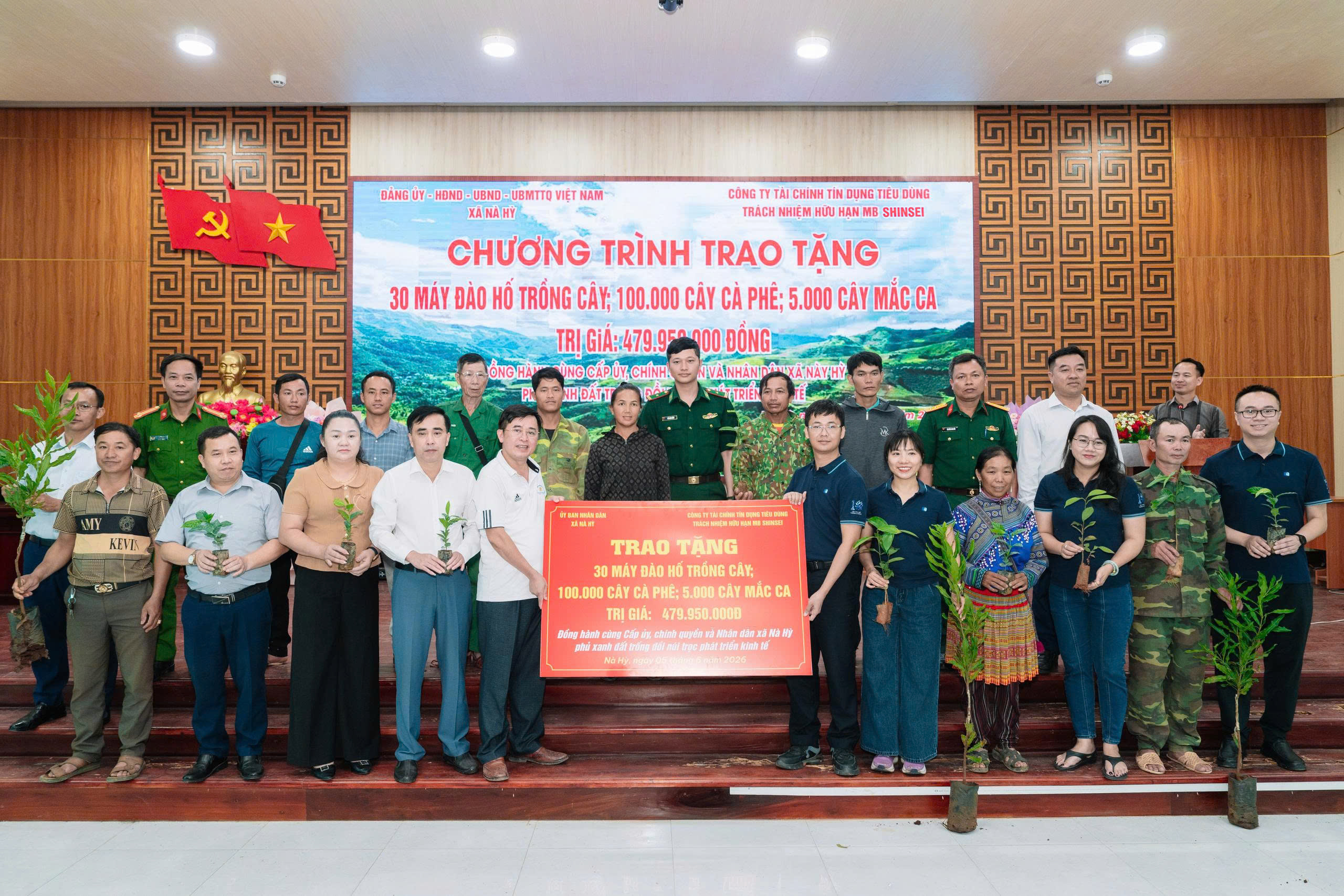 Mcredit trao tặng giống cây trồng và máy đào hố cho người dân xã Nà Hỳ, tỉnh Điện Biên.