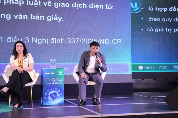 Ông Nguyễn Tá Anh - FPT chia sẻ kinh nghiệm triển khai thực tế hợp đồng lao động điện tử tại doanh nghiệp hiện nay. Ảnh: FPT.