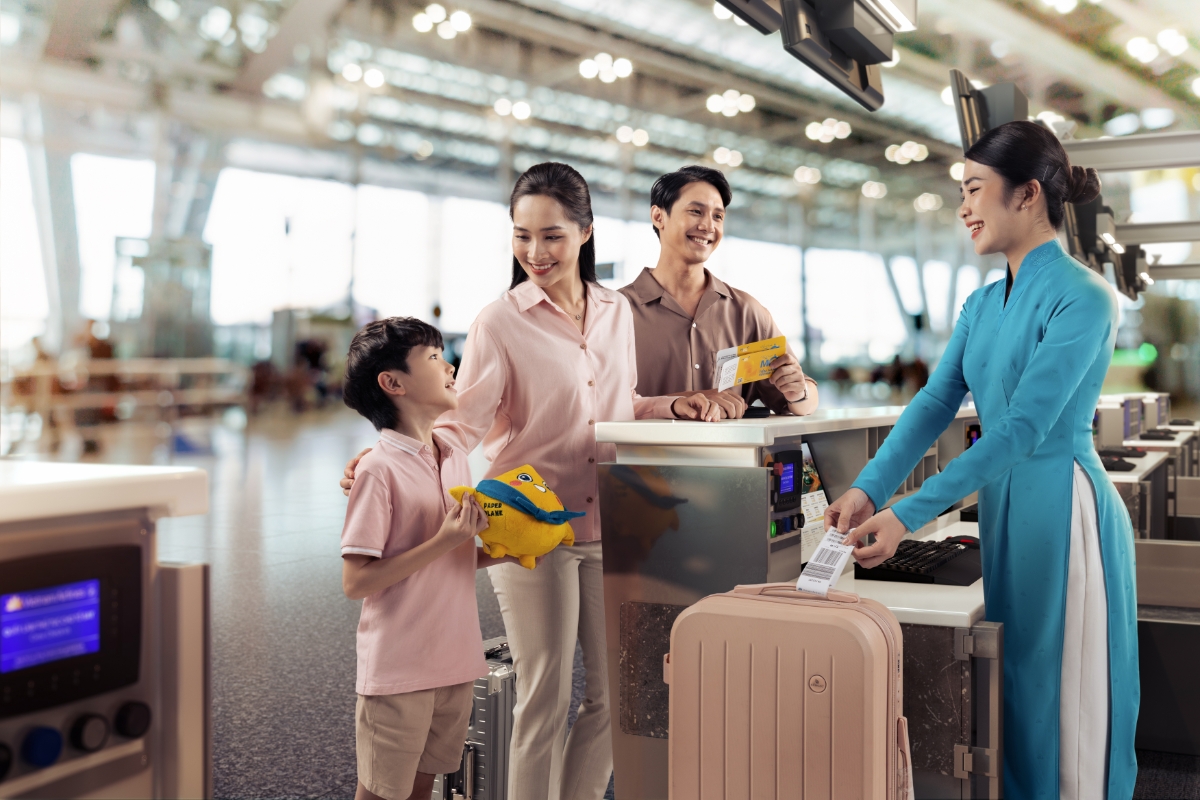 Trong cao điểm hè, Vietnam Airlines Group cũng mở bán nhiều mức giá ưu đãi trên mạng bay nội địa, các mức giá này thấp hơn khoảng 15-25% so với các tháng trước đó.