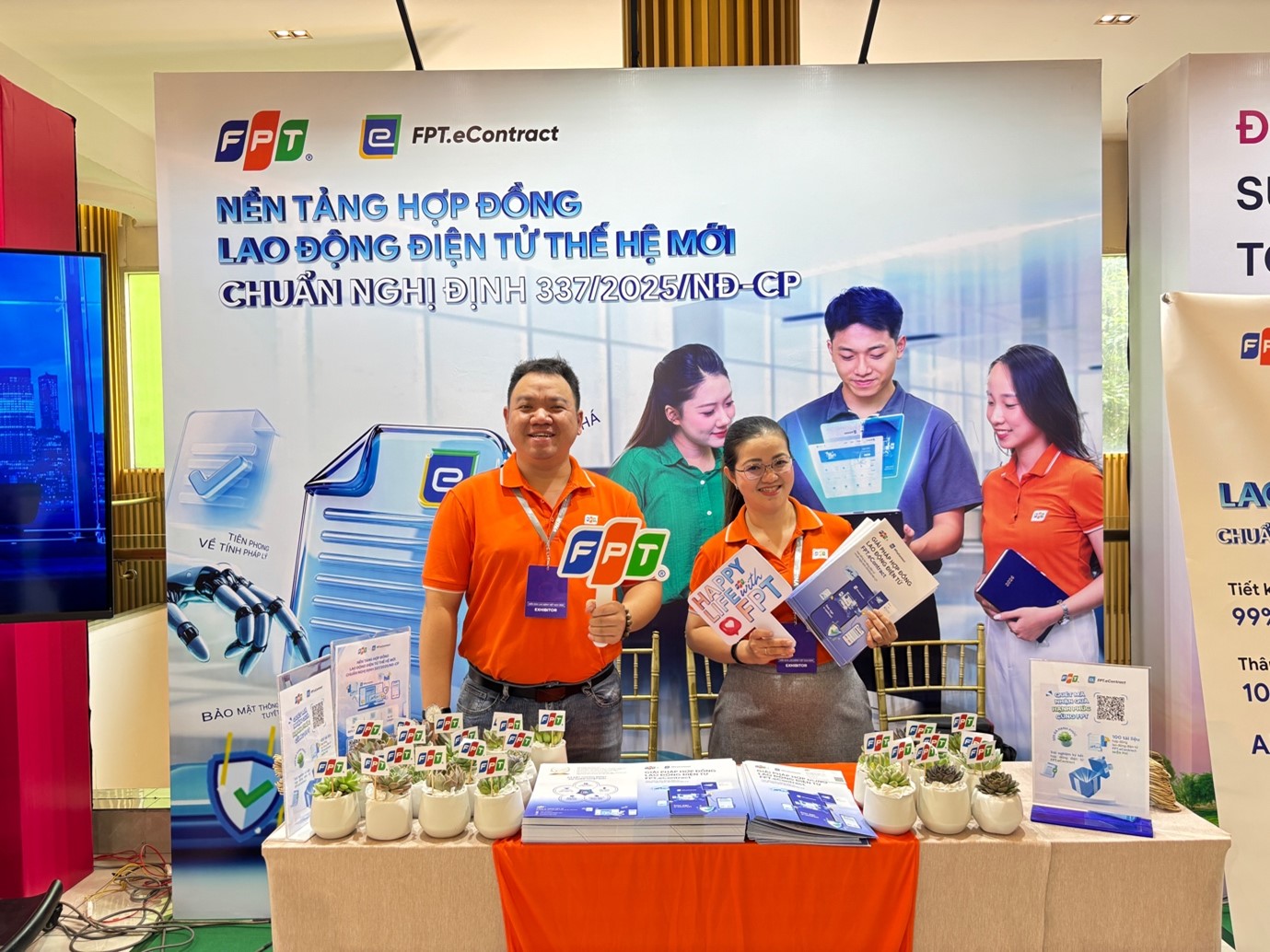 FPT giới thiệu FPT.eContract tại gian hàng triển lãm “Nền tảng hợp đồng lao động điện tử thế hệ mới – Chuẩn Nghị định 337/2025/NĐ-CP”.