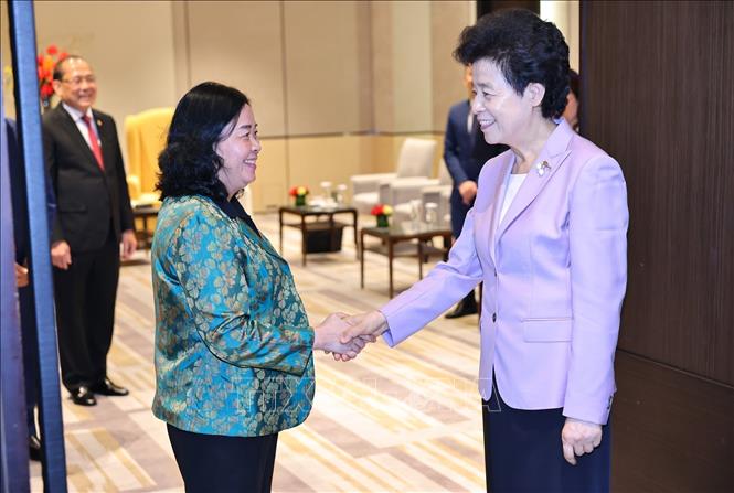 Bà Hàm Huy, Phó Chủ tịch Chính hiệp Toàn quốc Trung Quốc chào xã giao bà Bùi Thị Minh Hoài, Ủy viên Bộ Chính trị, Bí thư Trung ương Đảng, Chủ tịch Ủy ban Trung ương Mặt trận Tổ quốc Việt Nam. Ảnh: TTXVN.