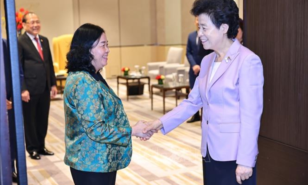 Bà Hàm Huy, Phó Chủ tịch Chính hiệp Toàn quốc Trung Quốc chào xã giao bà Bùi Thị Minh Hoài, Ủy viên Bộ Chính trị, Bí thư Trung ương Đảng, Chủ tịch Ủy ban Trung ương Mặt trận Tổ quốc Việt Nam. Ảnh: TTXVN.