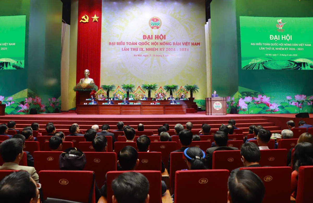 Chủ tịch Quốc hội Trần Thanh Mẫn, Thường trực Ban Bí thư Trần Cẩm Tú tham quan các gian hàng của nông dân bên lề Đại hội.